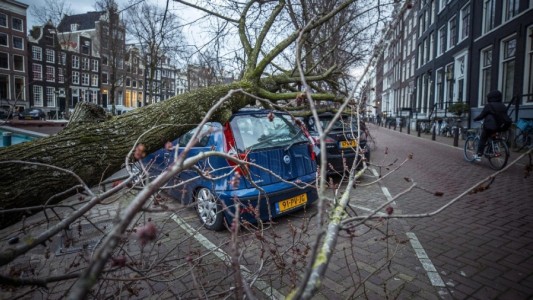 Tormenta Eunice: dejó 13 muertos, daños materiales y cortes de luz en Europa