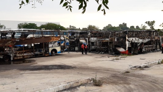 Incendio devoró 7 coches de Flecha Bus