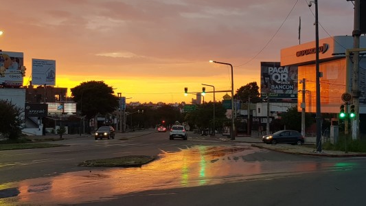 Húmedo, lloviznas aisladas, máxima 28°