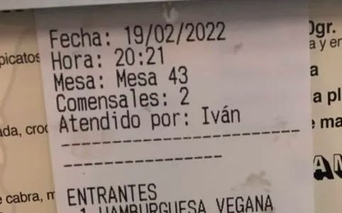 El ticket de un bar que se volvió viral por un "ingrediente extraño" de una hamburguesa vegana