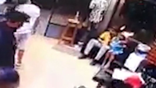 Un nene de 7 años quedó en medio de un asalto a punta de pistola en una peluquería - #REC