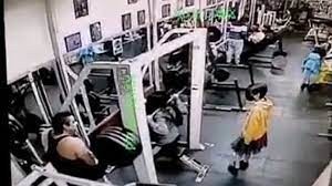 Video: el momento en que muere una mujer que intentó cargar una pesa en el gimnasio