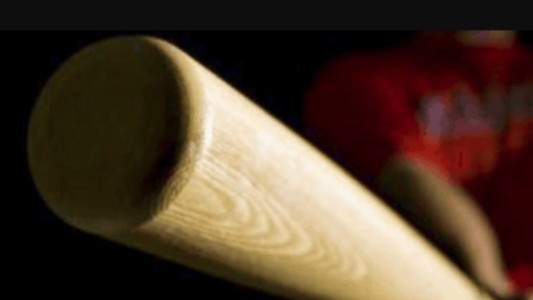 Defendió a su mamá de la agresión de su padre: recibió un golpe con un bate y está grave