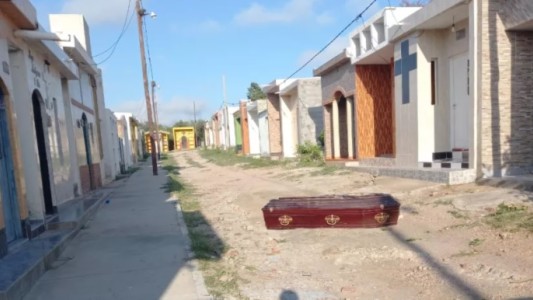 Trabajaba en el cementerio y encontró tirado el ataúd con los restos de su hijo