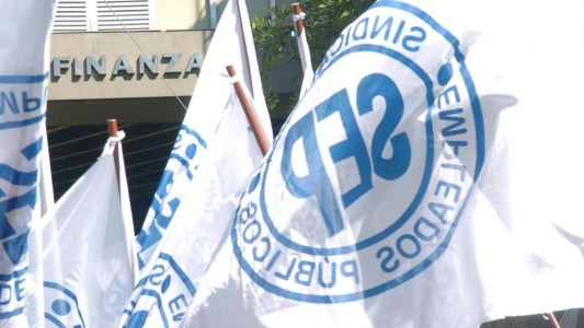 Estatales acordaron con el gobierno suba salarial del 30%