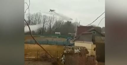 Ataque ruso a civiles ucranianos: Niño llora cuando una bomba estalla cerca de su casa