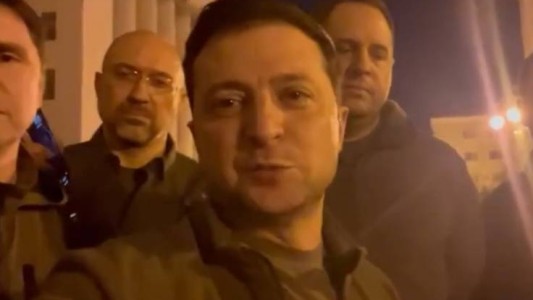 Zelensky desafía a Putin y se muestra en Kiev en un video: "Defendiendo nuestra tierra"