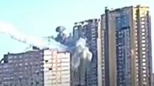 Video: Misiles destruyen edificios de departamentos en Kiev