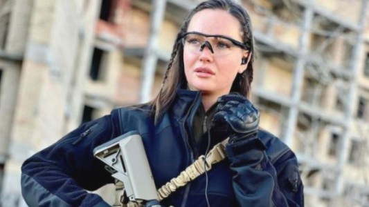 Una Miss Ucrania se suma a los civiles armados para defender a su país de la invasión de Rusia