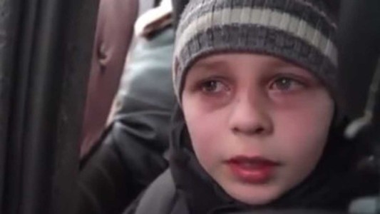 Video: el nene que rompe en llanto por dejar a su papá en Kiev por la guerra en Ucrania