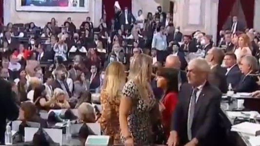 Parte de la oposición se fue de la Asamblea Legislativa cuando hablaba el Presidente