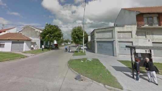 Motochorro intentó robar en una parada de colectivo: una víctima era policía, se defendió y lo mató