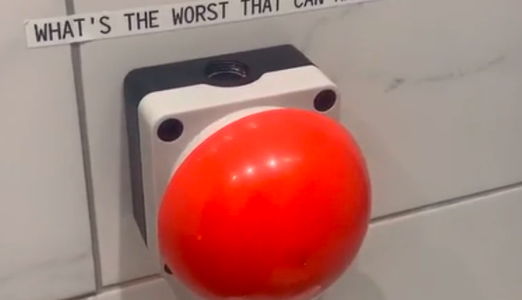 Video: una chica se encontró con un botón rojo en el baño de un bar, lo apretó y se llevó una gran sorpresa