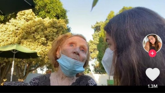 Video: una chica le contó a su abuela de 92 años que tiene novia y la reacción conmovió a todos