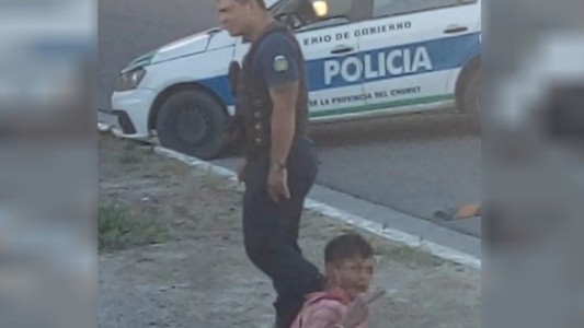 Un "naranjita" le sacó el arma a un policía y le quiso disparar en la cara: las balas no salieron porque estaba el seguro colocado