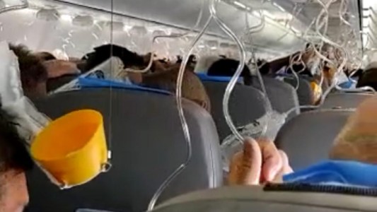 Video: así se vivió desde adentro el momento de la emergencia en el avión