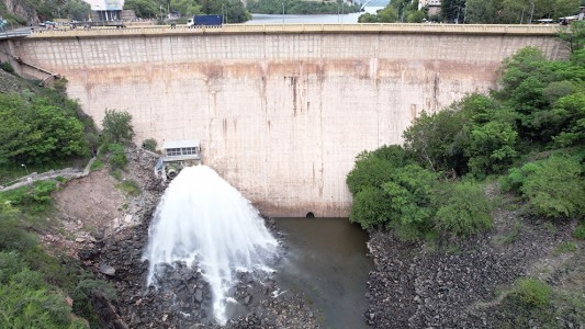 Por el pronóstico de lluvias abrieron las válvulas del Dique San Roque