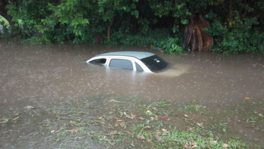 Un auto quedó sumergido bajo el agua por las fuertes tormentas en Córdoba