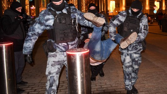 Más de 1.000 detenciones en Rusia en protestas contra intervención en Ucrania