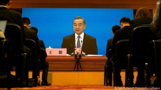 China se ofrece a mediar entre Rusia y Ucrania para frenar la guerra