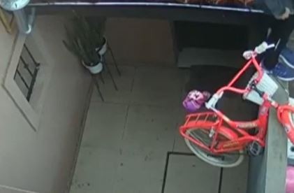 Video: Arriesgan su vida con maniobras acrobáticas para robar bicicletas