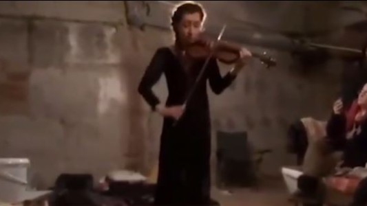 Video: La violinista ucraniana que toca en un refugio
