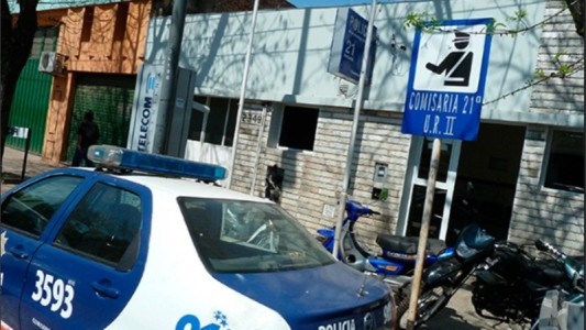 Condenan a un policía que le robó a una detenida la Asignación Universal por Hijo