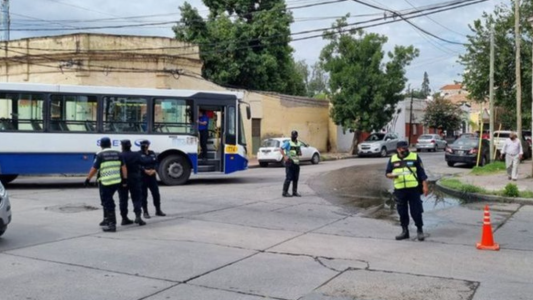 Tragedia en Salta: una mujer cayó de un colectivo en movimiento y murió