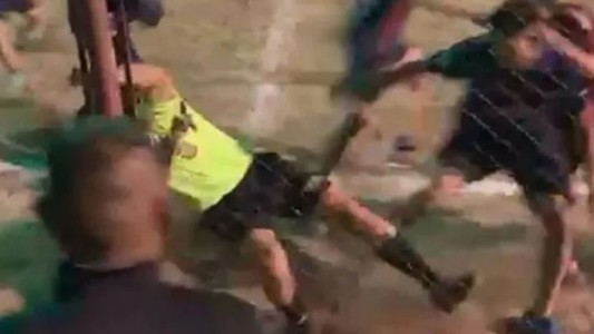 Brutal agresión en Córdoba: jugadores golpearon a un árbitro tras perder una final de fútbol amateur