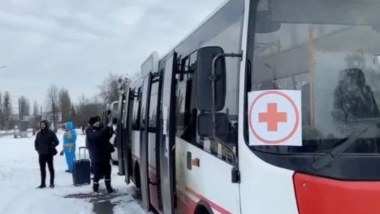 Moscú abrirá corredores humanitarios diarios desde Ucrania hacia Rusia