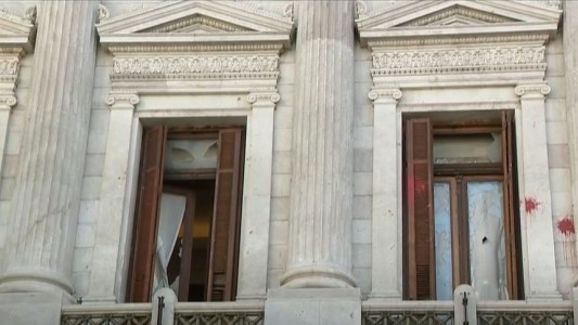 Protesta en el Congreso: manifestantes rompieron los vidrios del despacho de Cristina Fernández de Kirchner