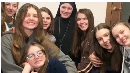 Guerra en Ucrania: monja argentina ayuda a evacuar niños de zona bajo fuego