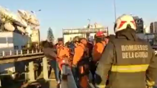 Bomberos de la Buenos Aires rescataron a un hombre que amenazaba con suicidarse