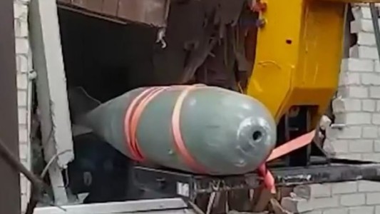 Video: así retiraron una bomba rusa sin explotar del interior de una casa en Ucrania