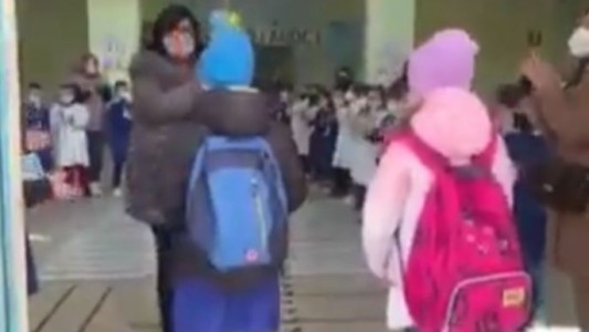 Video: el emocionante recibimiento en una escuela italiana a unos refugiados de Ucrania