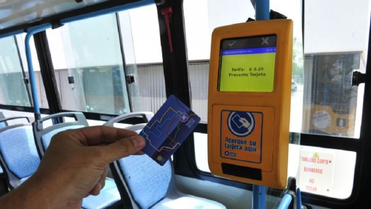 Llaryora dijo que el boleto no aumentará, pese al nuevo precio del combustible