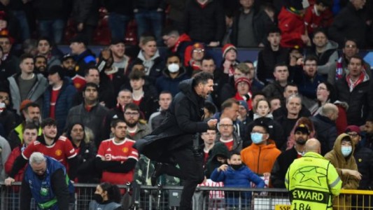 Le tiraron de todo: "Cholo" Simeone fue agredido al final del partido en Old Trafford
