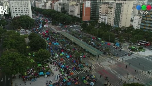Miércoles de marchas a nivel nacional: en Buenos Aires acamparon en el Obelisco