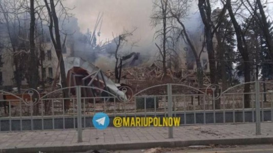 Rusia bombardeó un teatro en Mariupol donde había cientos de refugiados