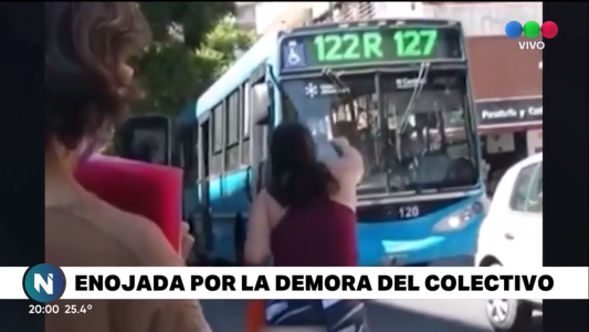Video: Apedreó un colectivo porque "se demoró mucho"