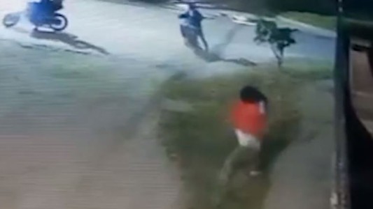 Enfrentó a piedrazos a motochorros que le dispararon para asaltarlo - #REC