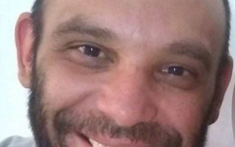 Motociclista discutió con otro conductor, lo siguió hasta la casa, lo apuñaló y lo mató