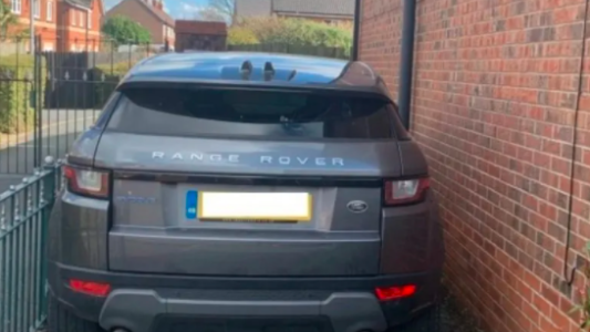 Misterio viral: volvió de trabajar y se encontró con el auto de un desconocido estacionado en su cochera