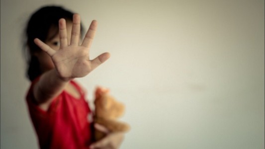 Detuvieron a una mujer por abusar sexualmente de su hija de 10 años: el estremecedor relato de la nena