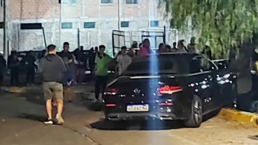 Estaban sentados en una rotonda, los atropelló un auto fuera de control y murieron