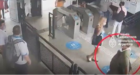 Un hombre manoseó a una mujer en una estación de tren, lo vieron por las cámaras de seguridad y fue detenido