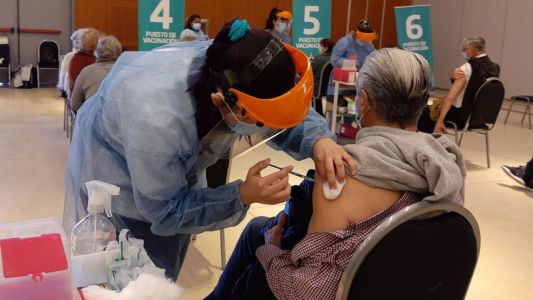 Cuarta dosis para viajeros: hay que firmar un consentimiento