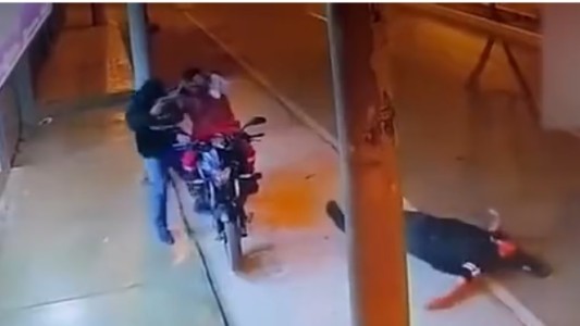 Video: ladrón forcejeó con la víctima, disparó y mató a su cómplice