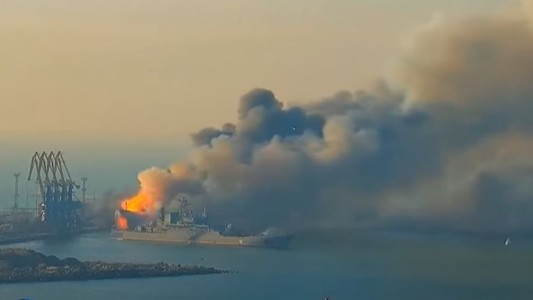 Fuerzas ucranianas destruyeron un importante buque de guerra ruso en el puerto de Berdyansk