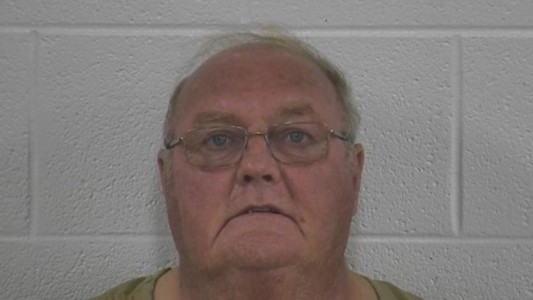 Para esconderse, vivió 30 años con un nombre falso y lo atraparon por vacunarse contra el covid